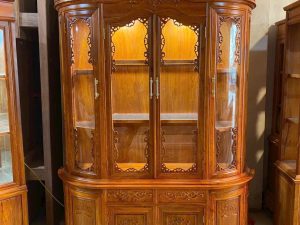 Tủ rượu Louis hoa lá tây cánh cong gỗ Gõ Đỏ loại 1 kt 160 x 225 x 47cm
